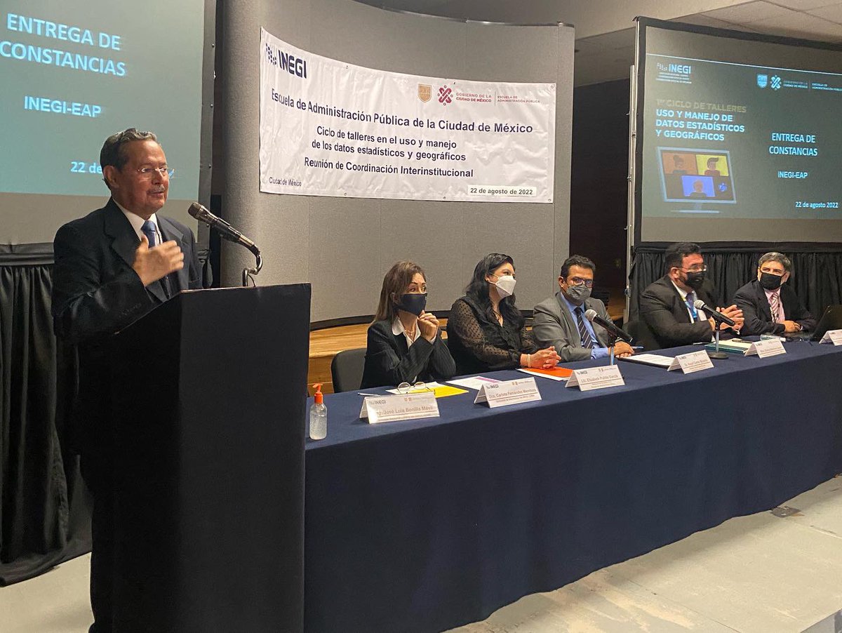 La <a href="/eap_cdmxoficial/">EAP de la Ciudad de México</a> en colaboración con el <a href="/INEGI_INFORMA/">INEGI INFORMA</a> entregó 61 constancias a personas servidoras públicas de diversas dependencias quienes adquirieron como aprendizaje significativo herramientas de actualización de mejores prácticas sobre el uso y manejo de datos, 
1/2