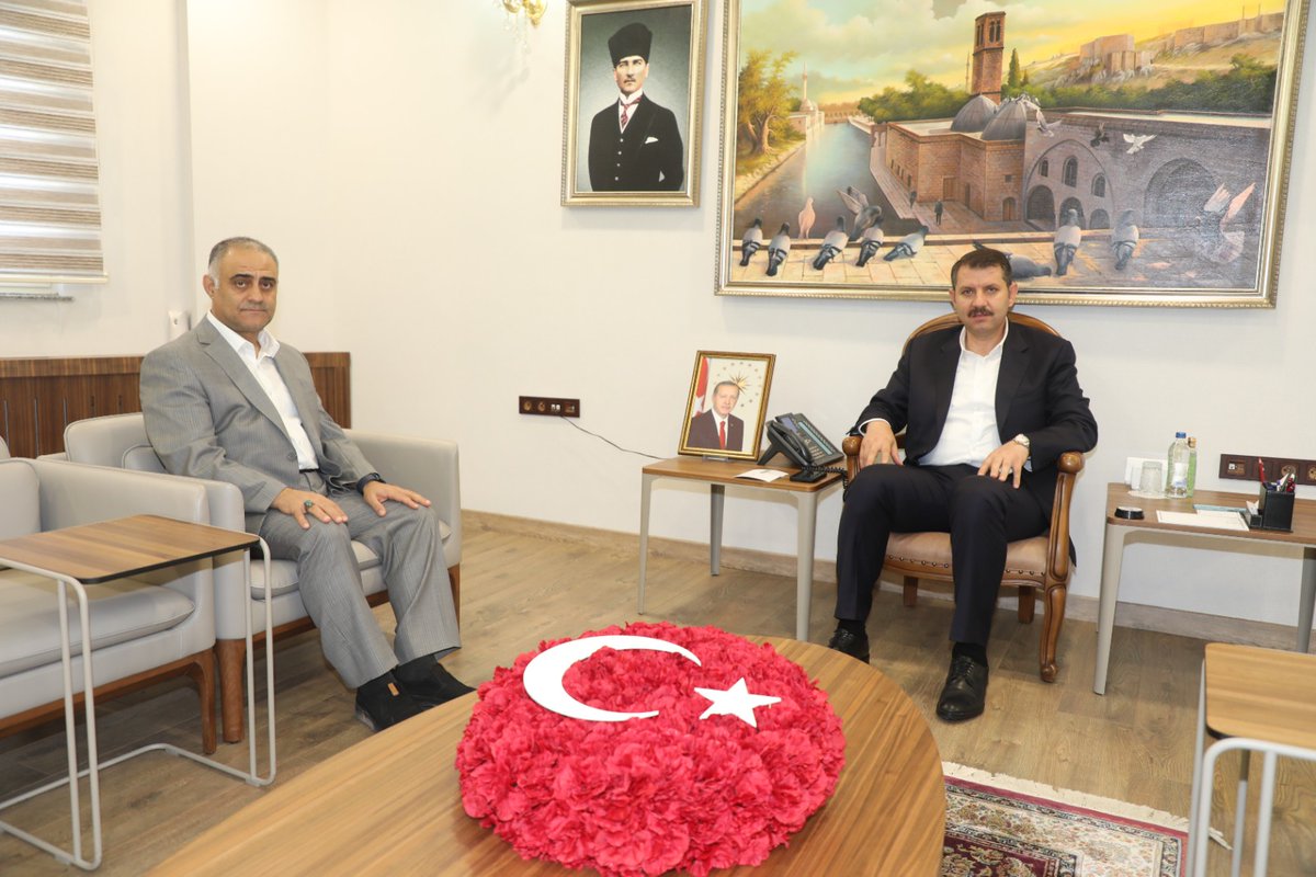 UrfaValiligi's tweet photo. Valimiz @valisalihayhan;

🔹Büyükşehir Belediyesi Genel Sekreteri Ferit Dağdeviren ile
🔹Hentbol Antrenörü Bayram Kaplan ve beraberindeki sporcuları makamında kabul etti. https://t.co/Bd4BUuRRxN