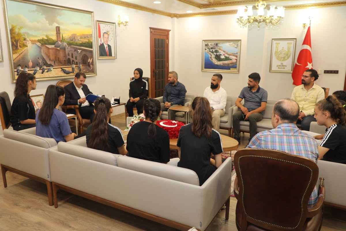 UrfaValiligi's tweet photo. Valimiz @valisalihayhan;

🔹Büyükşehir Belediyesi Genel Sekreteri Ferit Dağdeviren ile
🔹Hentbol Antrenörü Bayram Kaplan ve beraberindeki sporcuları makamında kabul etti. https://t.co/Bd4BUuRRxN