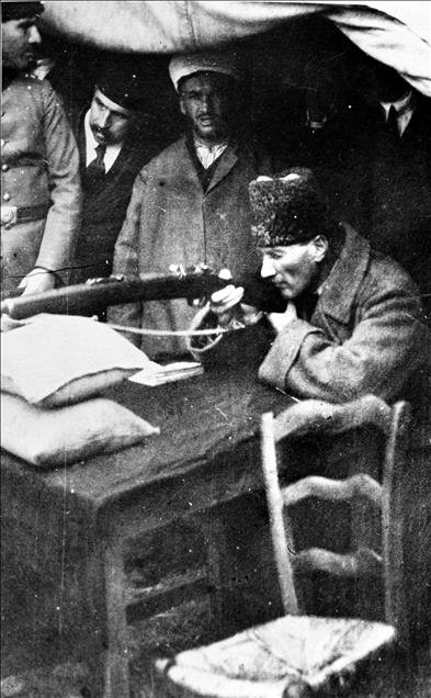 turkischewelle's tweet photo. Türk orduları başkomutanı Mustafa Kemal Paşa, Büyük Taarruz öncesi atış eğitiminde.

#BüyükTaarruz100Yaşında https://t.co/POc286ea1R