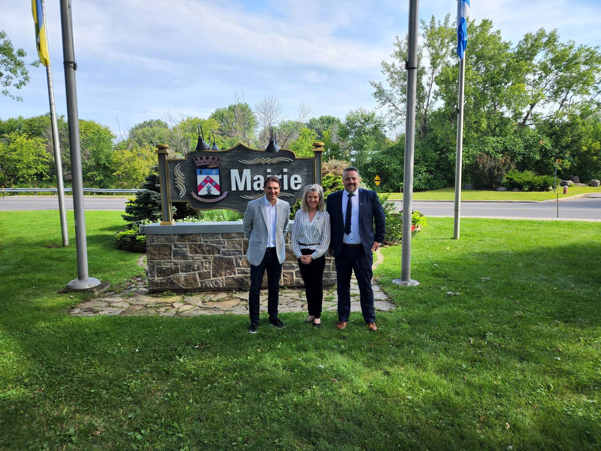 Merci à mon collègue <a href="/fbonnardelCAQ/">François Bonnardel</a> - Député de Granby et ministre des Transports, de s'être déplacé ce matin pour venir discuter des enjeux locaux de transport dans la Ville de Châteauguay.🚗