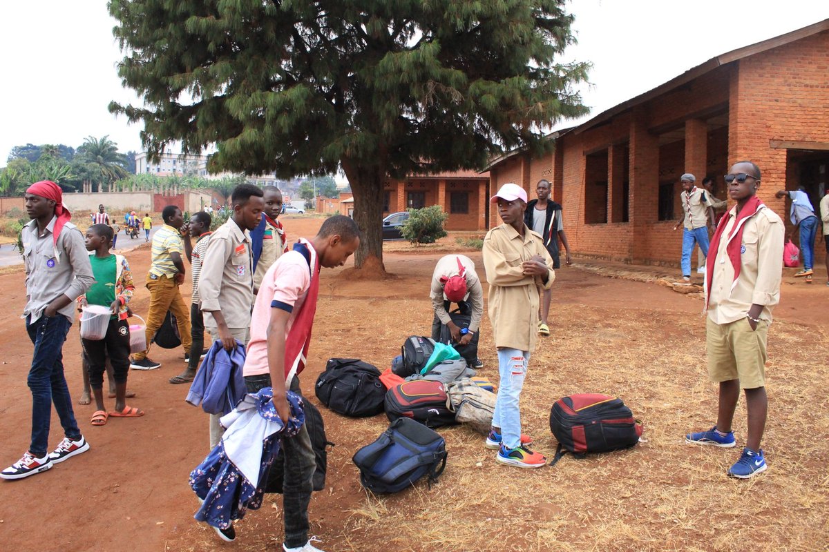 Oeuvres_Martins's tweet photo. 🔴⚪ 
[DAY 1]

Depuis hier, les Martin.e.s séjournent dans la province de #Gitega, voici  quelques images de leur départ et arrivée sur le lieu de campement.

#Campdété2022
#FSMT1⚜️☘️ https://t.co/KIXg3ZE6oy