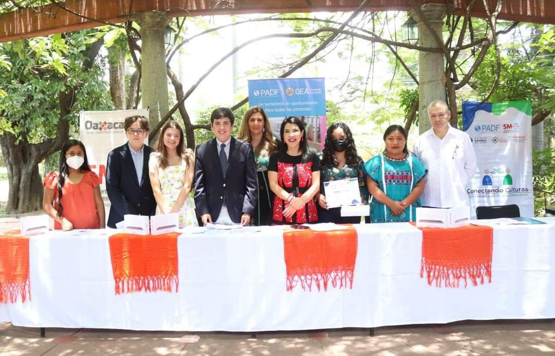 SIPCIA_GobOax's tweet photo. Para que artesanas oaxaqueñas puedan mejorar sus habilidades e incrementar sus ventas se llevó a cabo un curso de inglés impartido por jóvenes estadounidenses bilingües. 

A la clausura del proyecto  #ConectandoCulturas asistió la titular de la #SEPIA Ing. Edith Aparicio. https://t.co/wIUhX7TeAA