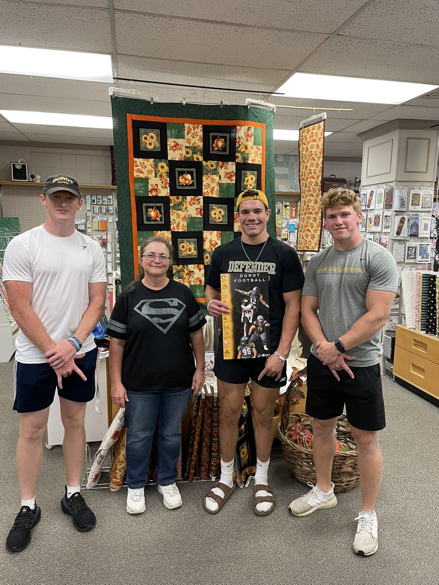 KoonsBlade's tweet photo. Thank you Roelofs in Sioux Center for supporting @DordtFB this year! https://t.co/0jErFhJQlS