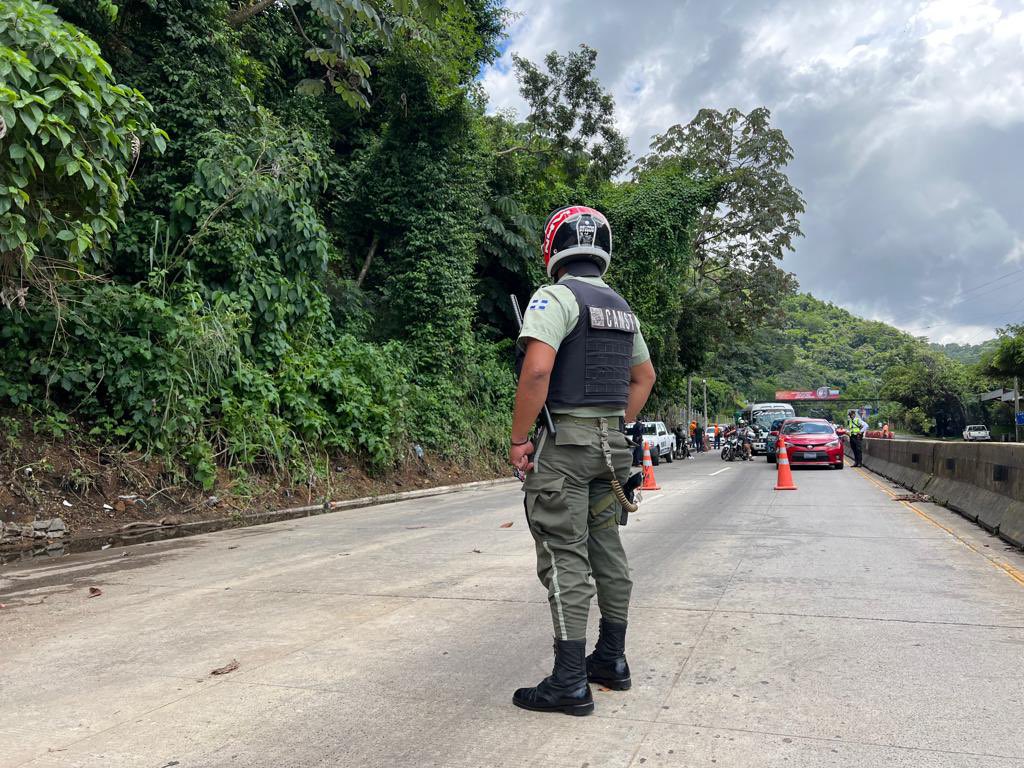 HenryFloresST's tweet photo. Como parte del trabajo intermunicipal que estamos realizando con las alcaldías de Colón y San Juan Opico, nuestros agentes del @CAMdeSantaTecla se encuentran apoyando en el ordenamiento del tráfico en la zona del derrumbe en la carretera Los Chorros. https://t.co/4SQXugrKLg