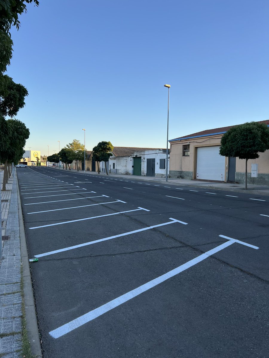 puentelave's tweet photo. No aparca nunca nadie, pero en lugar de repensar la zona, la repintamos.
Nos sentaremos para ver y pensar opciones. Ya que quienes cobran por ello no lo hacen.
#puenteladrillo https://t.co/xF3O3rVP4l