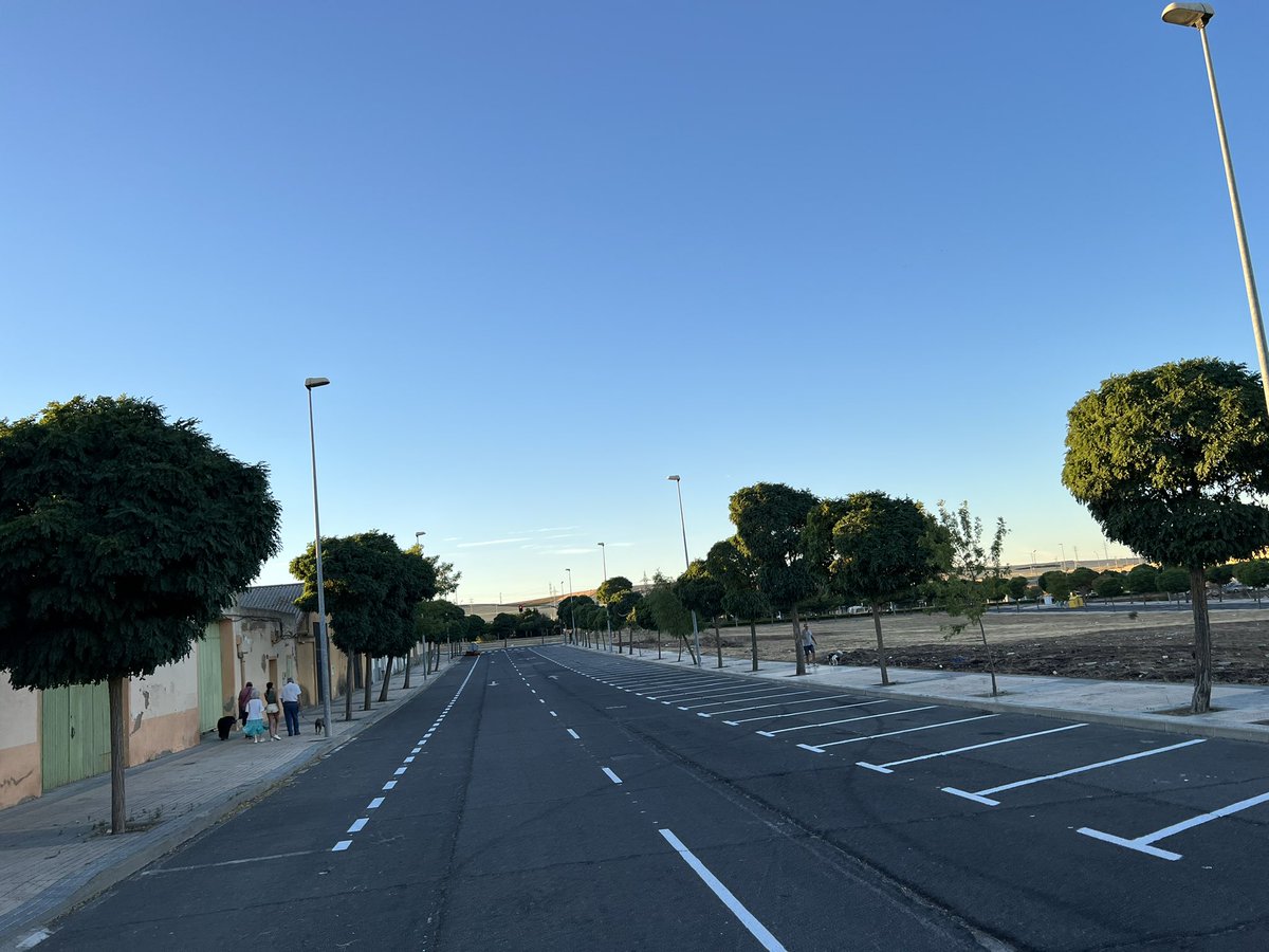 puentelave's tweet photo. No aparca nunca nadie, pero en lugar de repensar la zona, la repintamos.
Nos sentaremos para ver y pensar opciones. Ya que quienes cobran por ello no lo hacen.
#puenteladrillo https://t.co/xF3O3rVP4l