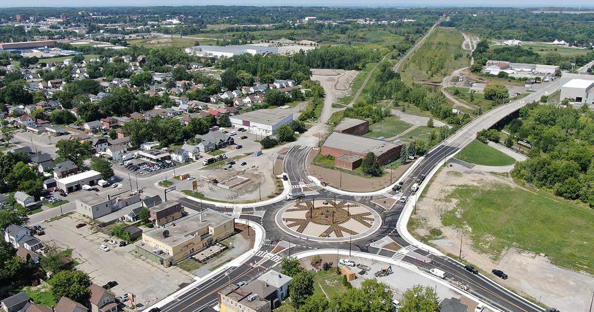 NiagaraRegion's tweet photo. After months of construction, the roundabout at Bridge Street and Victoria Avenue in Niagara Falls is now open!
A big shout out to our partners: Rankin Construction, @NiagaraFalls, @WSPCanada and Niagara Region staff, and to our residents for your patience during construction. https://t.co/24CkEY10Ch