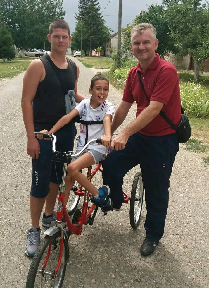 StolarMile's tweet photo. A za Radeta dečaka sa cel.paralizom nabavili poseban biciklo.
Nema niko brži 😊 https://t.co/0lAMi2GYx9