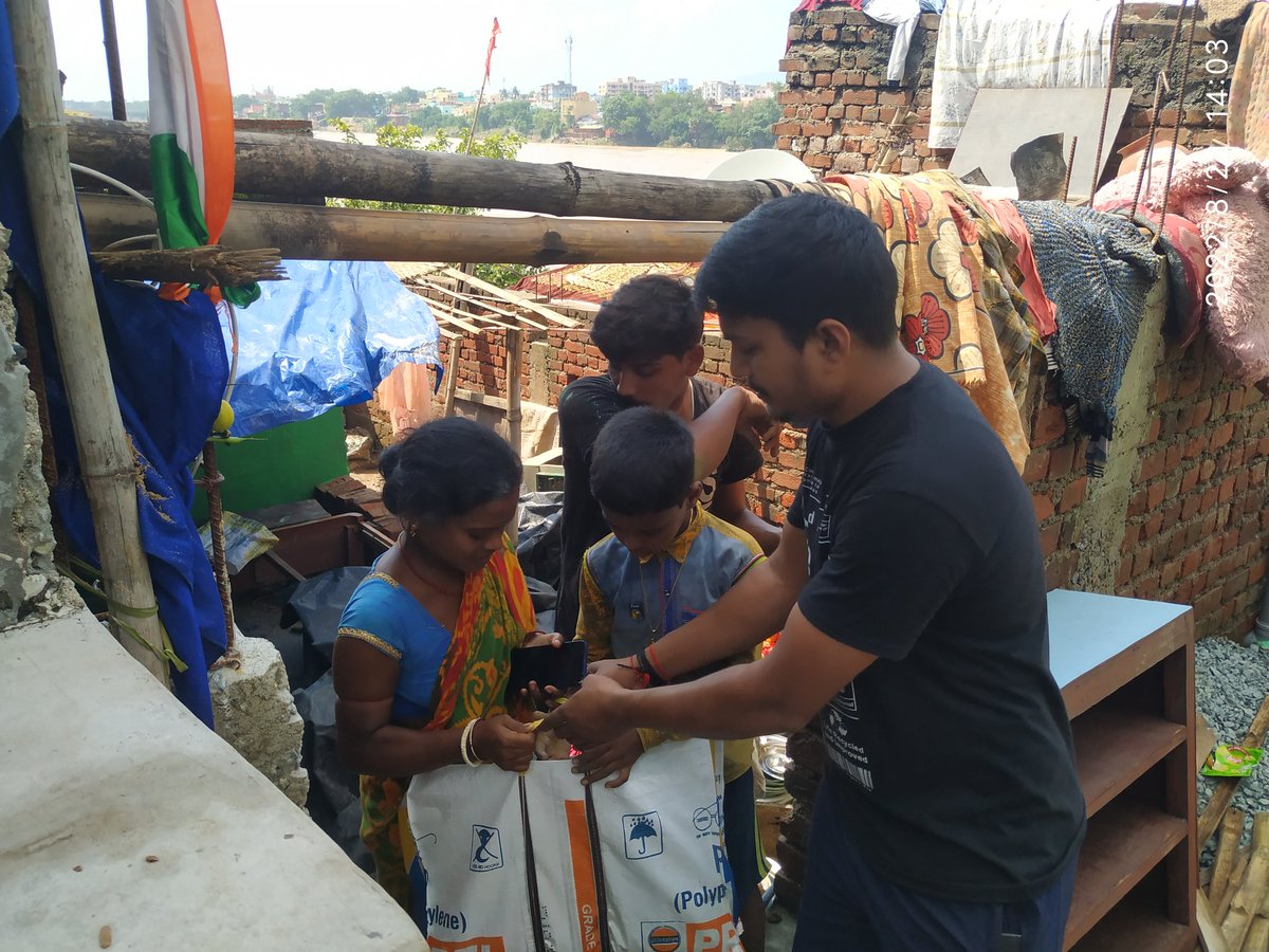 Kartikoffical's tweet photo. कल्याण नगर , गौतम बिहार के निचले इलाके ,मुर्गा पाड़ा के तटीय क्षेत्र में बाढ़ प्रभावित लोगों के बीच @DCEastSinghbhum, @jnacjsr  और कल्याण नगर समिति के सदस्यों के साथ मिल कर करीबन 350 घरों में सूखा राशन वितरण किया गया। जिससे कइयों के छत उजड़ने के वाबजूद राशन मिलने के बाद (1/4) https://t.co/KivuDIjjj1