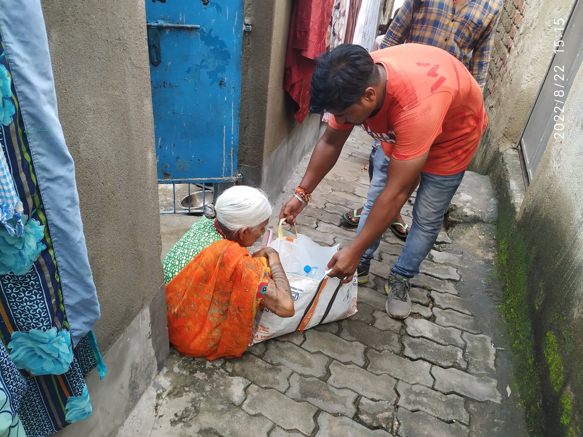 Kartikoffical's tweet photo. चेहरे पर मुस्कान दिख रही थी। कल्याण नगर बस्ती के लोगो ने जिला प्रशासन और JNAC का आभार जताया, जब बूढ़ी दादी ने कहा कि मुश्किल हालात में जिला प्रशासन ने हमारा साथ नही छोड़ा , तब जाकर दिल को थोड़ा सुकून मिला । जब आप कुछ अच्छा करते है और किसी का आश्रीवाद प्राप्त होना ,(2/4) https://t.co/SPjB3XXpst