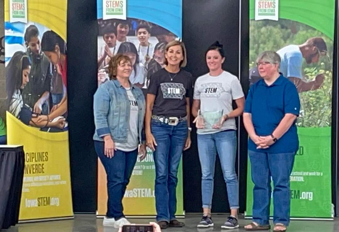 CentralDeWitt's tweet photo. Last winter, CDMS STEM teacher Terri Smith was chosen as the Southeast region recipient of the 2022 Iowa STEM Teacher Award and yesterday she was recognized at the Iowa State Fair. Congratulations on your well-deserved recognition! We're proud to have you as a Saber! #gosabers https://t.co/qQ82v2zRPy