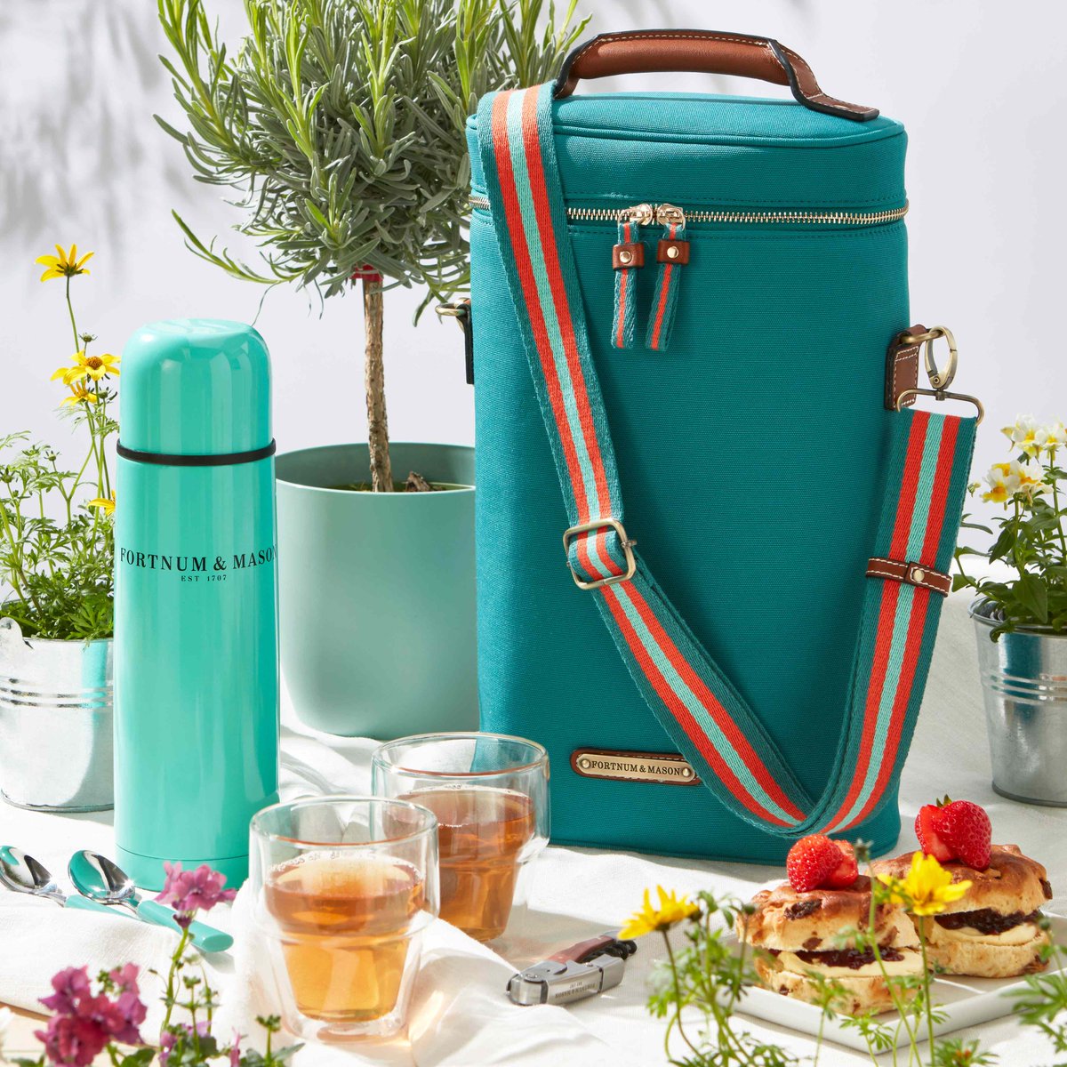 With a corkscrew, pair of glasses and Fortnum's much-loved Picnic Flask neatly contained in a stylish insulated holdall, this canvas drinks carrier is practically perfect. 

Hurry! 25% off ends soon > bit.ly/3c95Tu3