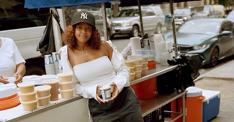 NikeNYC's tweet photo. ¡Qué lo qué! 🇩🇴In celebration of New York City’s Dominican baseball community, we tapped @adelinelulo to capture fans of both the @Yankees and @Mets throughout the Bronx and Queens. https://t.co/uWL2Dw3jpT
