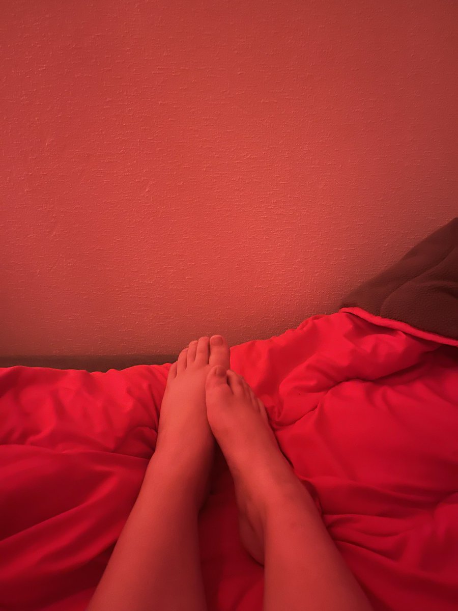 Feetanais1's tweet photo. Petit cadeau de ce qui peut vous attendre #feet #feetfetish https://t.co/NBtihaFxAr