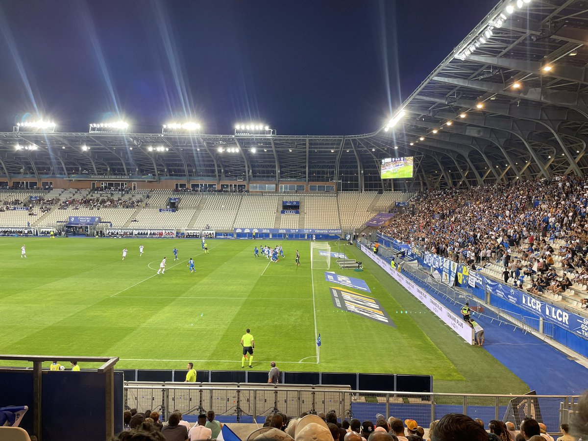 On retrouve le stade des Alpes mais avec un autre ballon ⚽️ <a href="/montagne_regis/">Regis Montagne</a> <a href="/karim_qdr/">Karim Q.</a> 
Allez <a href="/GF38_Officiel/">Grenoble Foot 38</a> 💪🏼
#GF38FCGB