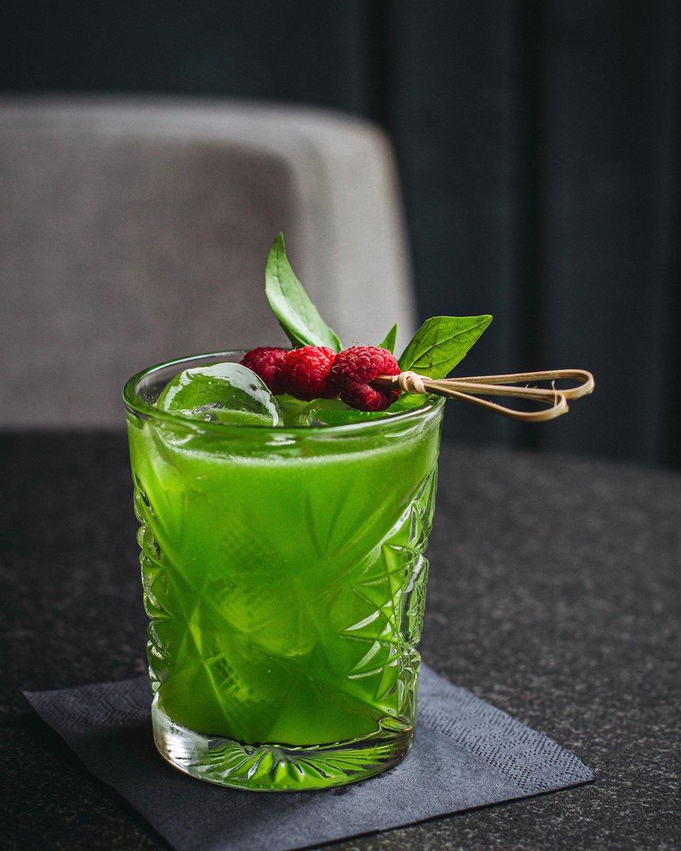 NobleWolfVodka's tweet photo. The Noble Sour 

Ingredients:

Noble green apple vodka 
lime juice 
lemon juice
soda water

#greenapple #dogs #noblevodka https://t.co/zID7wIpffY