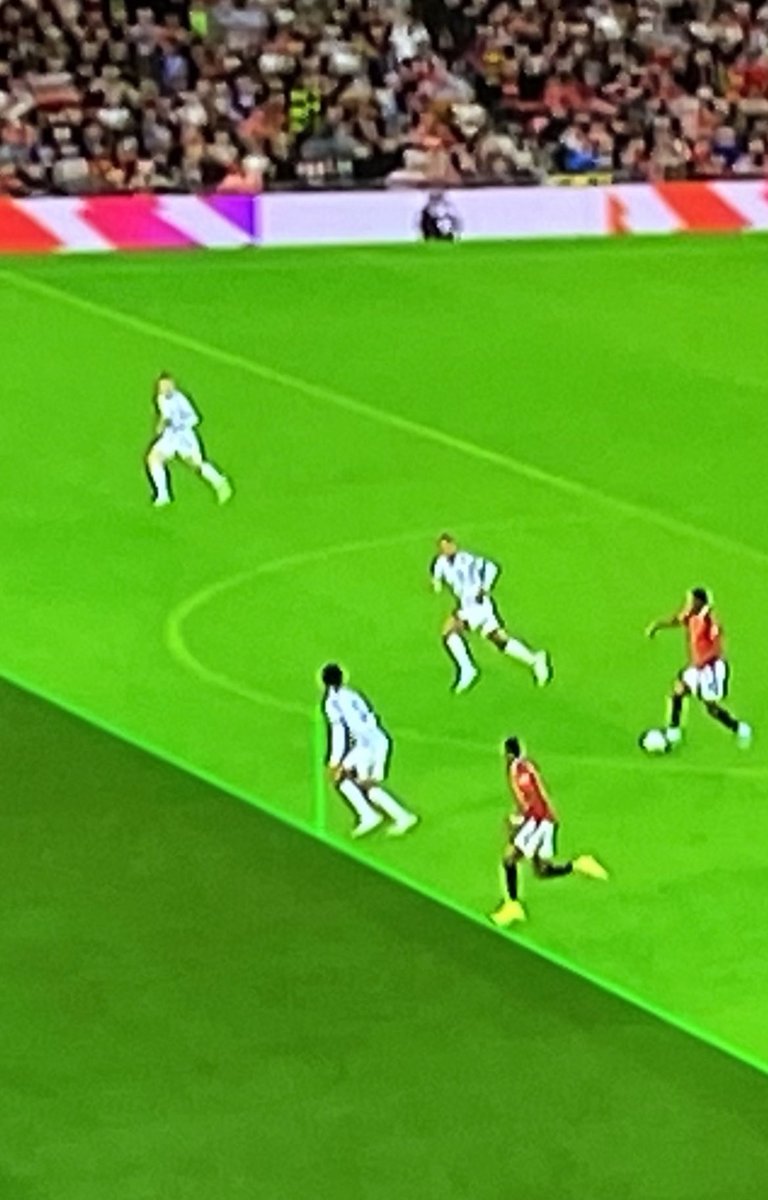 bjarkinn's tweet photo. @TheLegendOfSAC1 @premierleague The green line is formed from the defender, the attacker does not surpass his buffer zone (thickness of the green line) and therefor is onside. https://t.co/LSyn02Yatl