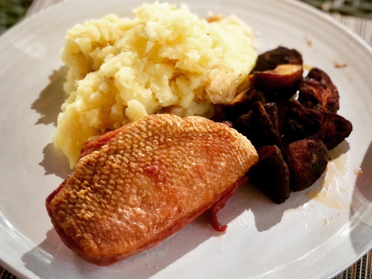 Duck breast seared in <a href="/LodgeCastIron/">Lodge Cast Iron</a> directly on platesetter in #themightyminimax. Removed breasts, changed to indirect, added mushrooms (with <a href="/dizzypigbbq/">DizzyPigBBQ</a> Red-Eye Express) in CI pan. Duck breasts on top, cooked at 180C for 20mins. <a href="/BigGreenEgg/">Big Green Egg</a> <a href="/BigGreenEggUK/">Big Green Egg UK</a> #bge #biggreenegg