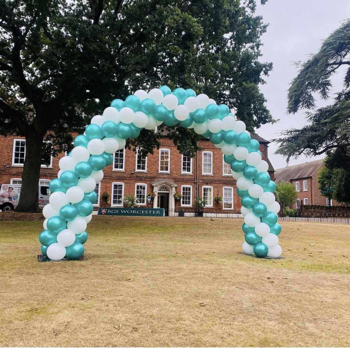Something_Party's tweet photo. A-level results balloons from last week 👍📚https://t.co/tCmvIaCbg3 #WorcestershireHour #balloonshop #balloondisplay #balloons https://t.co/iWg6LtiqOv