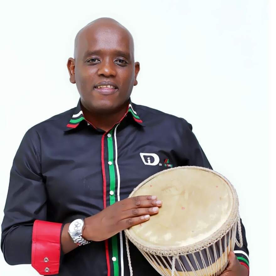 This man <a href="/OleItumbi/">-Dennis Itumbi, CBS</a> ,wapi 500 quick retweets 🔃!