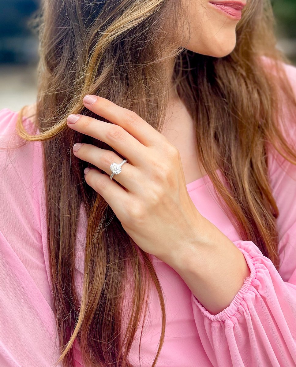 If you love beautiful jewelry then you're going to love moissanite! ✨ Learn all about this incredible gemstone including its amazing price on today's blog post! thedarkplum.com/2022/08/what-m…