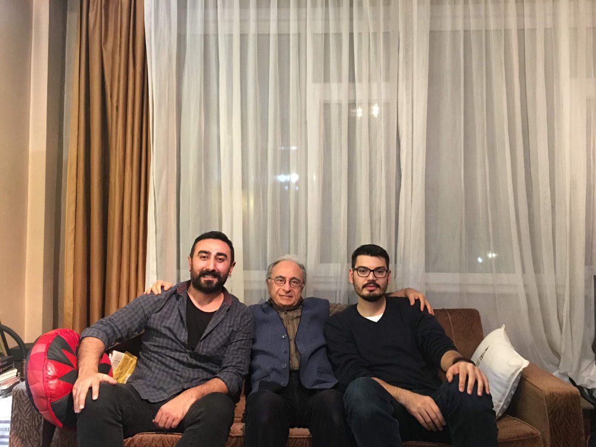 <a href="/ozguriktisat/">Özgür İktisat 🏳️‍🌈</a> İzzettin hocadan resmi olarak ders almadım ama bir karınca olarak bir çok kez masasına oturmuşluğum var ve bu masalardaki sohbetler fakültede verilen bütün bir dönemden daha verimliydi. Aşağıdaki o sohbetlerden sonra bir anı <a href="/MecburiH/">Cüneyt Yalçın</a>