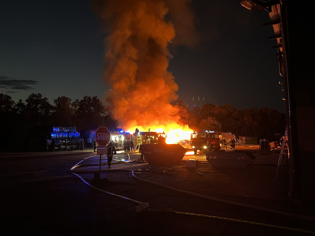 FeuerwehrNW's tweet photo. Zur Zeit befinden sich Einsatzkräfte im Bereich Lachen-Speyerdorf im Einsatz.
Hier kommt es zu einem Feuer. Bitte haltet Zufahrten frei und behindert nicht die Einsatzkräfte bei den Löschmaßnahmen.

Es wird nachberichtet. https://t.co/6VNzypdrsO