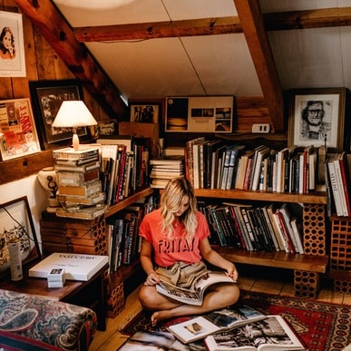 FastframeUSA's tweet photo. Create a cozy reading nook with lots of books, a plush rug, and inspiring custom-framed art! Frame a picture of a famous author, a favorite literary quote, or even an eye-catching dust jacket.
#framing #booklover #homelibrary https://t.co/GO0n1ByLQp