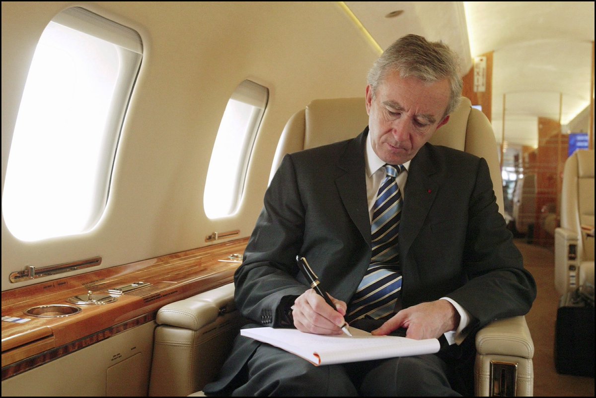 VilainCat's tweet photo. Bernard Arnault propose de compenser ses vols en jet privé en demandant à ses salariés de venir au travail à vélo #Climat https://t.co/8l1nEoyG9J