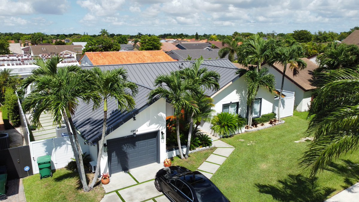 MromeroContract's tweet photo. Sweet metal Roof done by yours truly!

FREE ESTIMATE !!!!! ⚒ Now serving South &amp; Central Florida - New Roof, Re-Roof, Repair, Maintenance 🚨 DM or Call us ☎️786-616-5722
#roofer#rooflife#rooferlifestyle https://t.co/TtK01IvydZ