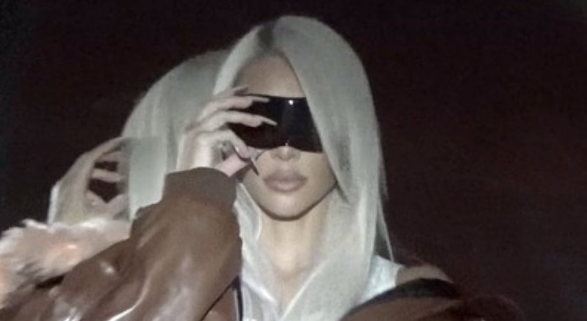 KimKardashian's tweet photo. 🔋 https://t.co/6dPctZtoT6