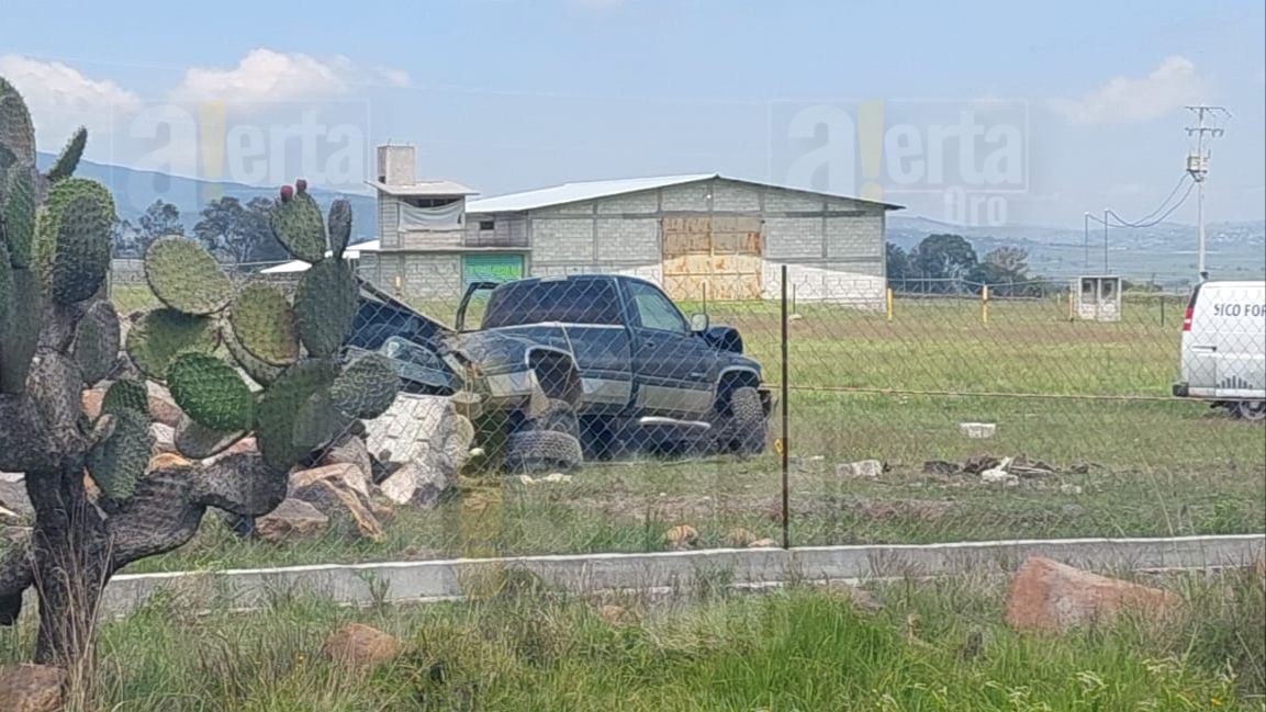 AlertaQro's tweet photo. #AlertaSucesos | 🚨Fatal accidente en la Amealco-Galindo cobra la vida de un hombre de 60 años.

📌El conductor salió del camino impactando su vehículo contra un conjunto de piedras que le provocaron la muerte instantáneamente.

Información➡️https://t.co/0H9QyaPyun https://t.co/G1Gc4aXlBq
