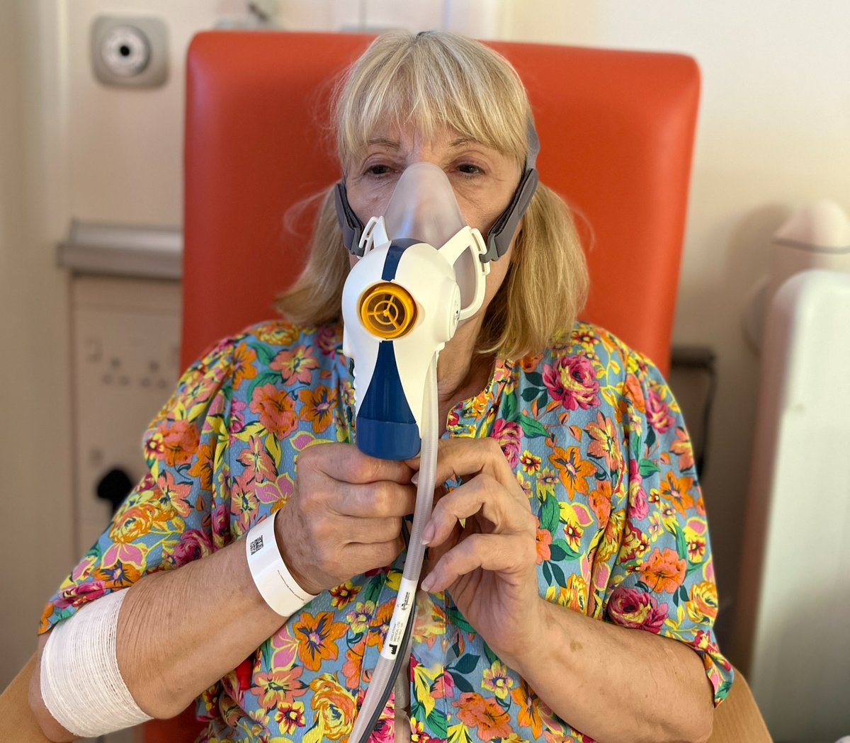 RoyalPapworth's tweet photo. The EVOLUTION trial, in collaboration with @OwlstoneMedical, is using an EVOC probe to detect ethanol in breath as a potential tool for early lung cancer detection.

"Research like this is very important," says Wendy, one of the first patients recruited.

https://t.co/DDDpLhqIKc https://t.co/QLJDCAdDBi