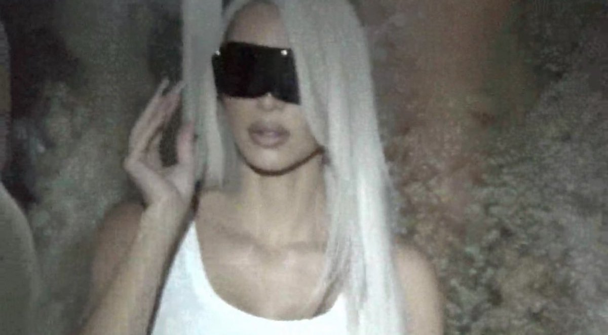 KimKardashian's tweet photo. 🔋 https://t.co/6rHxn1Alu9