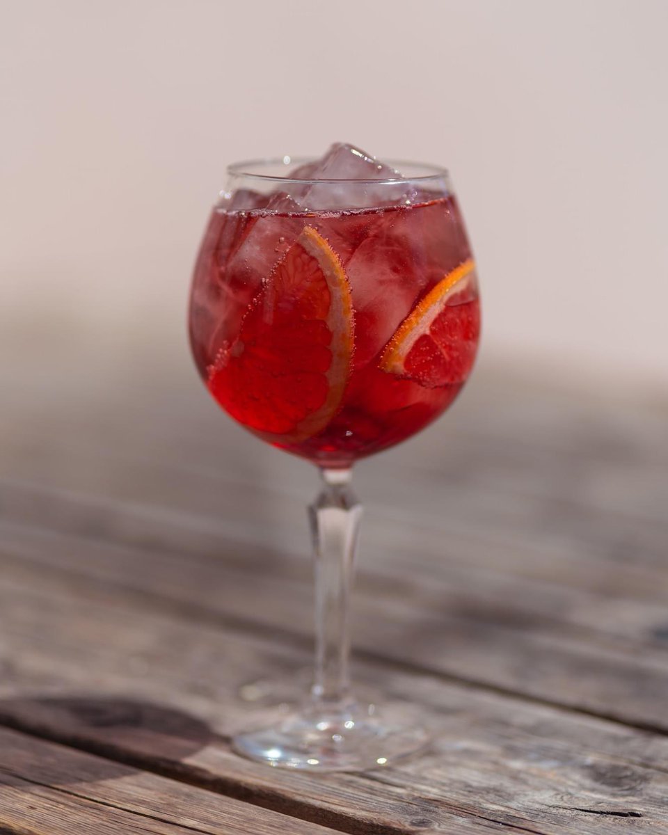 KingsArmsOxford's tweet photo. A few gins or #SummerInfusions are just what this Monday evening calls for… 🍹
@YoungsPubs #Oxford https://t.co/pBXVMEwBcg