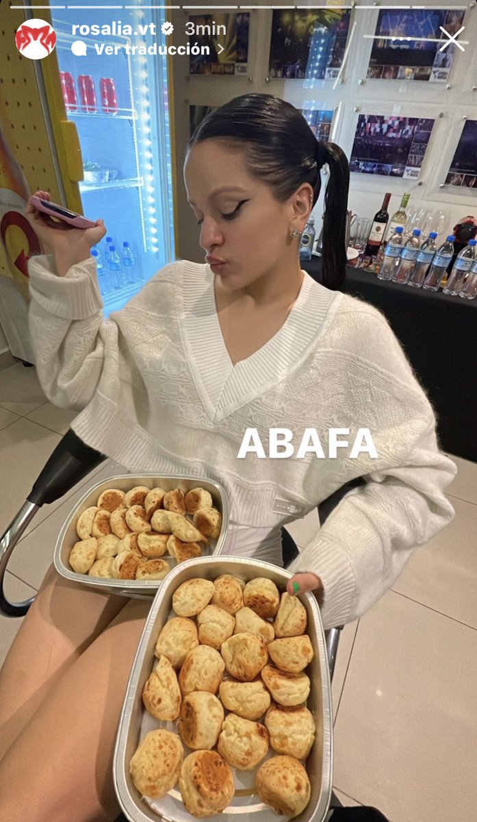 Rosalia comiendo ABAFA en Brasil antes del #MOTOMAMITOUR 🇧🇷