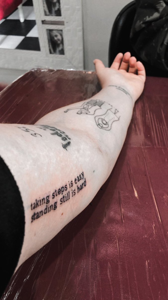 A tatuagem em homenagem a série Orange is The New Black saiu, finalmente. É um trechinho da música de abertura da série. OITNB foi muito importante na minha vida, não apenas como série mas também pelas oportunidades que me deu ao decorrer do tempo…