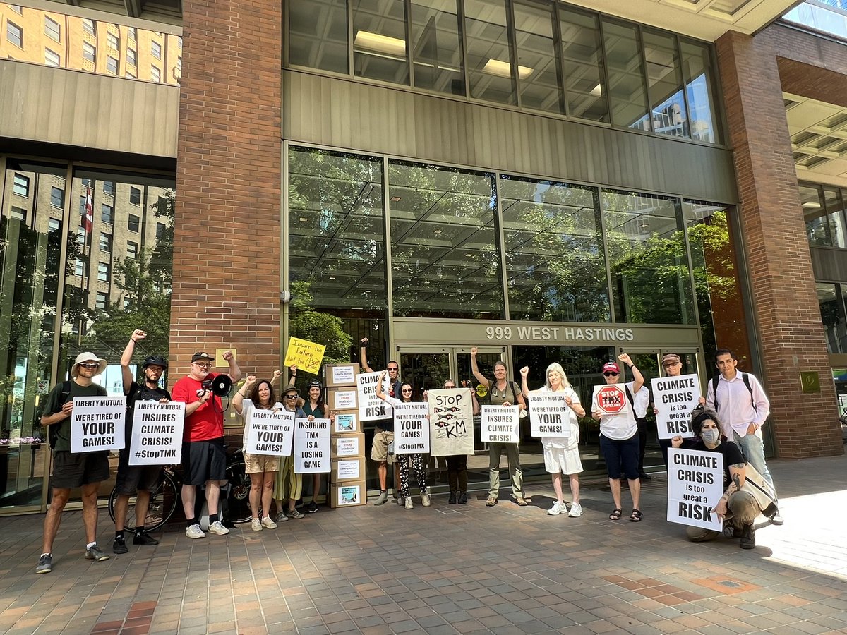 standearth's tweet photo. Petition delivered! ☑️ Huge shout out to this amazing group who delivered over 250k signatures calling on @LibertyMutual to drop Trans Mountain! #LibertyDropTMX #StopTMX #InsureOurFuture https://t.co/LJNUKuJtBo