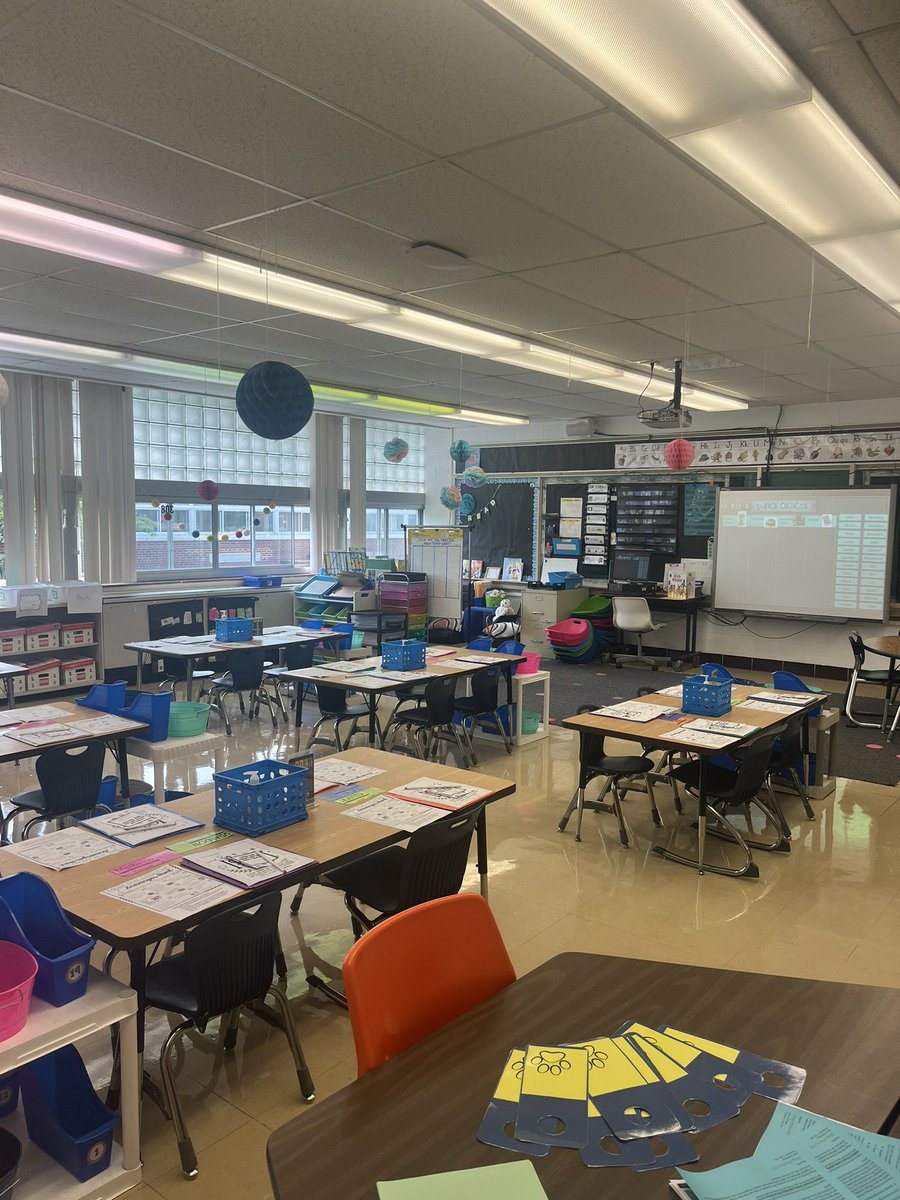 Room 308 is Open House ready! Welcome back, Bulldogs!💙💛#firstgrade #OpenHouse