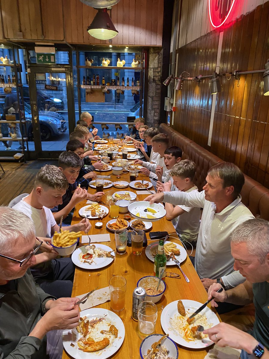 Amazing evening meal <a href="/CoopChickHouse/">🔥COOP Chicken House</a> tonight for the lads 😃

Staff are fantastic and the food was absolutely top notch 👏 

#Coopchicken #Newcastle #Tour