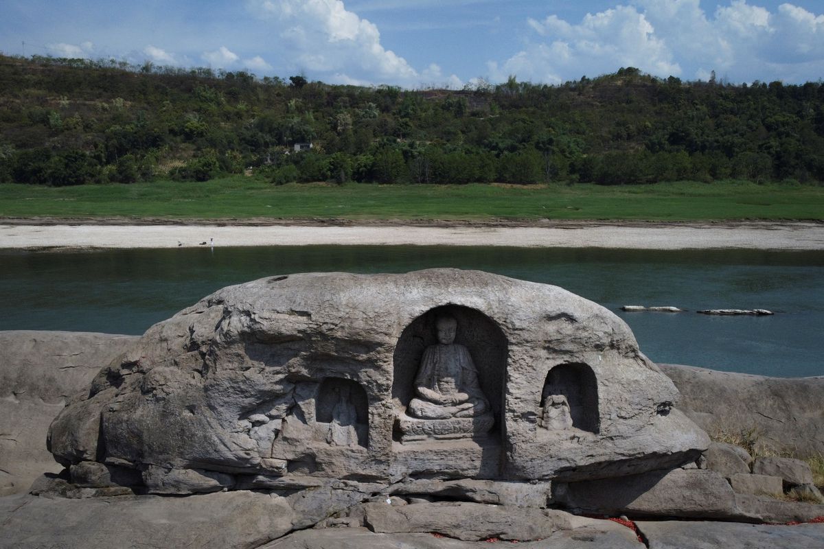 ianbremmer's tweet photo. meanwhile in china
the yangtze river is so low that 600 year old buddhist statues appeared from the riverbed https://t.co/wGPZI1oMNf