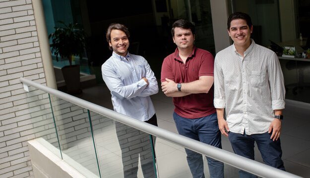 egresadoUNorte's tweet photo. #EgresadoDestacado | Sergio Maury, Ingeniería Mecánica (2020), Carlos Gómez y Carlos Alvarado, egresados de Ingeniería Civil (2018), son los creadores de la aplicación ‘Retri’ que busca solucionar problemas relacionados con la industria de la construcción. https://t.co/uf8ECIA1RE