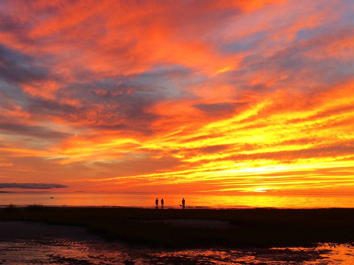 Magical sunsets of Cape Cod 🙌🌅❣️ #lovewhereyoulive #CapeCod #sunset #naturesbeauty #CapeCodBay #orleansma #skaketbeach #capecodrealestate #yourlocalrealtor #kinlingrovercompass #compassrealestate #nature #HomeSweetHome