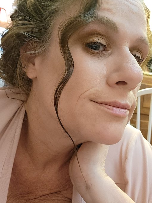 I am back !!!!! https://t.co/qYj7esV29g https://t.co/EZ4o7SThXv