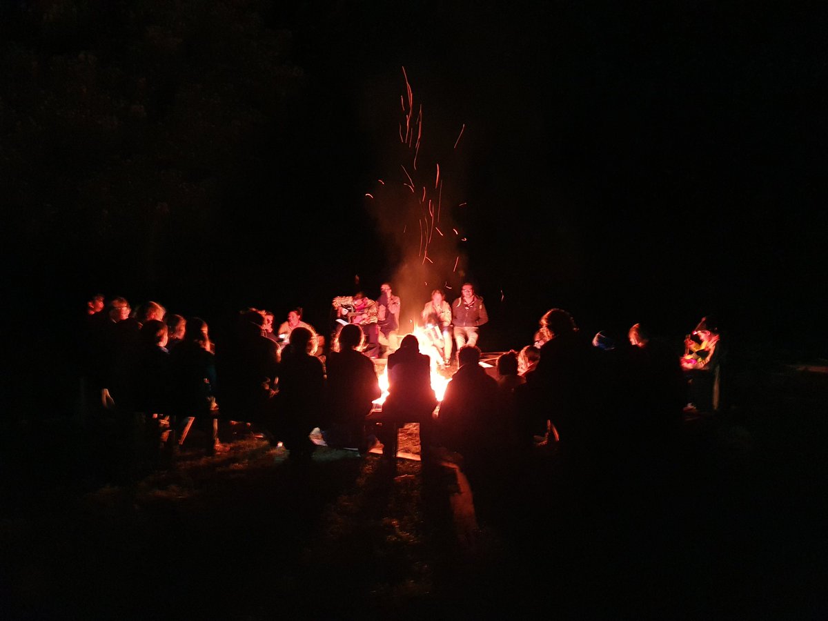 dpsg_mzgo's tweet photo. Unser zweiter gemeinsamer Abend geht nach einem Tag mit Geländespiel und Käsespätzle unter einem wunderbaren Sternenhimmel am Lagerfeuer zu Ende #lagerfeuer #meinetwegen #dpsg #scouting https://t.co/eVpSM8gNUP