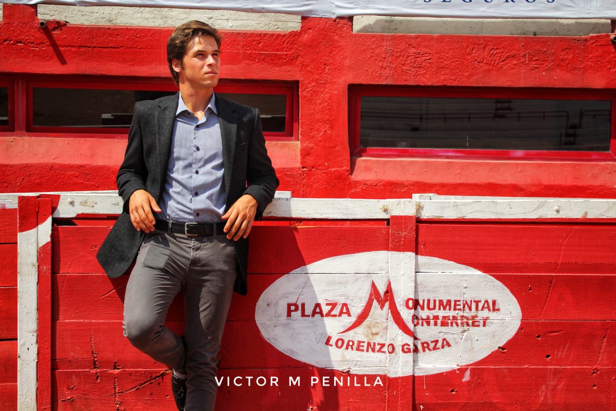 Fotos dignas de la <a href="/GQMexico/">GQ México y Latam</a> de <a href="/vmpenilla/">Victor M Penilla</a> corresponsal de <a href="/Formaficion/">Formafición Toros</a> en #Monterrey que protagoniza <a href="/pedrollaguno/">Juan Pedro Llaguno</a> en la Monumental previo a su corrida del 85 aniversario