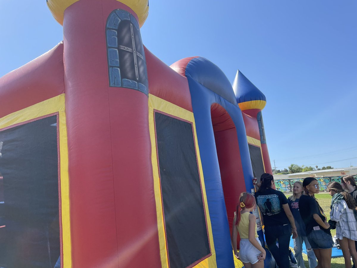 msjohnson505's tweet photo. #CampVIDA was amazing!!! Students designed cereal boxes for each other based on their interests, competed in team building activities, and ended the day with just being kids having fun. I love working at a place where kids are always first @VIDASHARKS π¦ https://t.co/rQLqCMIiRU