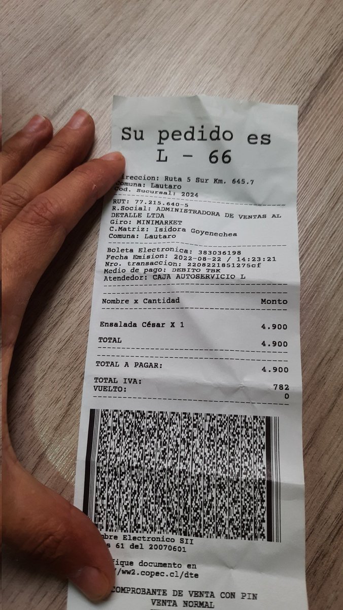 _EllenAlegria's tweet photo. @ProntoCopec pasé a comprar una ensalada Cesar en el pronto de Lautaro y al parecer no lavan la lechuga 🤢. Me quedé sin almuerzo 😡 https://t.co/rkWBvF4Jl9