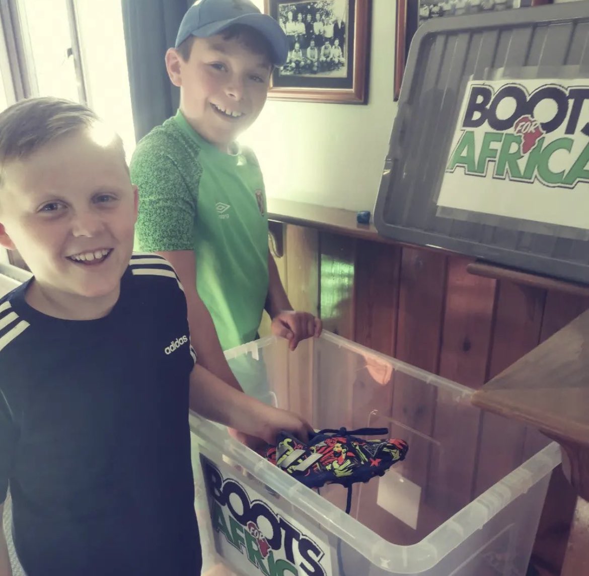 A big shout out and thanks to the kids of <a href="/whitenotleyfc/">White Notley FC</a> , looking forward to seeing the box overflowing.
#bootsforafrica #fortheloveofthegame <a href="/legend3/">Dylan Kerr</a>